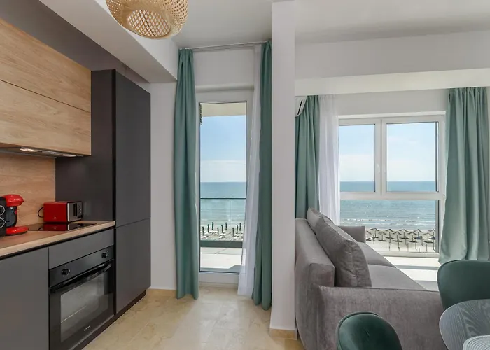 Azzurro Beachfront 2 - Sea View شقة