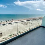 Azzurro Beachfront 2 - Sea View Apartment Năvodari