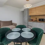 Azzurro Beachfront 2 - Sea View Apartment Năvodari