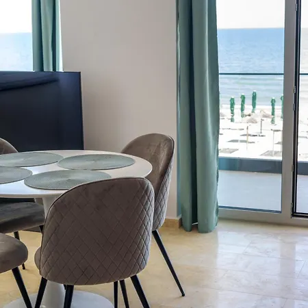 Apartament Azzurro Beachfront 2 - Sea View Năvodari